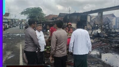 Si Jago Merah Lahap Pertokoan di Ganding Sumenep, Kerugian Capai Rp1,5 Miliar