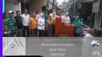 Camat Simokerto Serahkan Bantuan Rombong Usaha Untuk Warga, Dukung Program Kampung Pancasila