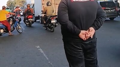 Kemacetan di Jalan Ngaglik Surabaya Kian Parah Akibat Banyak Pengendara Motor Lawan Arus, Pimpinan Redaksi Bantu Atur Lalu Lintas