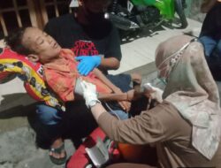 Respons Cepat! Tim Nakes Puskesmas Morokrembangan Evakuasi Remaja Tak Sadarkan Diri ke RS Soewandhi