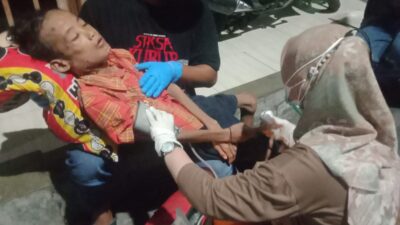 Respons Cepat! Tim Nakes Puskesmas Morokrembangan Evakuasi Remaja Tak Sadarkan Diri ke RS Soewandhi