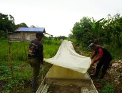 Satgas TMMD ke-126 Kodim 1208/Sambas Antisipasi Hujan, Tutup Coran Rabat Beton Dengan Plastik