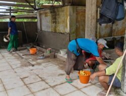 Satgas TMMD Regtas ke-126 Kodim 1208/Sambas Plester Dinding MCK Masjid