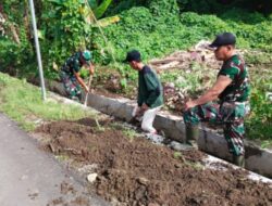 TNI dan Warga Haruyan Bergotong Royong Bersihkan Selokan Demi Cegah Banjir