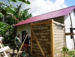 Satgas TMMD Regtas ke-126 Kodim 1208/Sambas Pasang Batako Bangunan MCK RTLH
