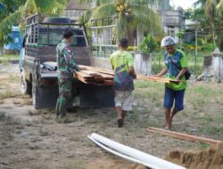 Satgas TMMD ke-126 Kodim 1208/Sambas Angkut Material Papan untuk Pembangunan Tempat Wudhu Masjid Jami’atul Muslimin