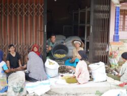 Satgas TMMD Regtas ke-126 Kodim 1208/Sambas Komsos Bersama Petani Jengkol di Lokasi TMMD