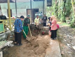 Dewan Guru Ikut Gembira Saat MCK Sekolah Direhab Satgas TMMD ke-126 Kodim 1208/Sambas