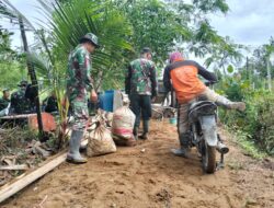 Satgas TMMD Regtas ke-126 Kodim 1208/Sambas Angkut Material Batu untuk Pembangunan Rabat Beton