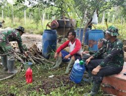 Ngobrol Santai Disela Waktu Isirahat Salah Satu Cara Satgas TMMD Regtas Ke-126 Kodim 1208/Sambas Jalin Keakraban Dengan Warga.