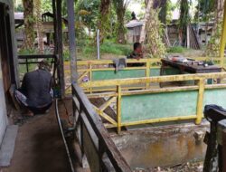 Semangat Tinggi Wujudkan Lingkungan Sehat, Satgas TMMD ke-126 Kodim 1208/Sambas Pasang Keramik MCK Sekolah Dasar.