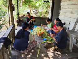 Satgas TMMD Ke-126 Kodim 1208/Sambas Jalin Silaturahmi Melalui Komsos dengan Warga Pembuat Ketupat