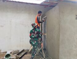 Satgas TMMD ke-126 Kodim 1208/Sambas Plester Dinding MCK RTLH