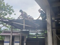 Satgas TMMD Kodim 1208/Sambas Bongkar Atap MCK Masjid Jamiatul Muslimin Desa Ratu Sepudak