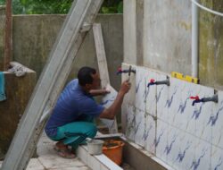 Percantik Tempat Wudhu Masjid Jami’atul Muslimin Satgas TMMD Kodim 1208/Sambas Pasang Keramik