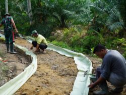 Satgas TMMD ke-126 Kodim 1208/Sambas Pasang Mal dan Plastik Rabat Beton