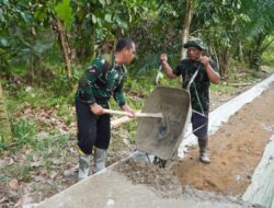 Satgas TMMD ke-126 Kodim 1208/Sambas Tetap Semangat Lanjutkan Pengerjaan Rabat Beton di Tengah Panas Terik