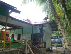 Satgas TMMD ke-126 Kodim 1208/Sambas Pasang Atap MCK Sekolahan