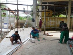 Satgas TMMD ke-126 Kodim 1208/Sambas Lanjutkan Pemasangan Kerangka Baja MCK Masjid Jami’atul Muslimin