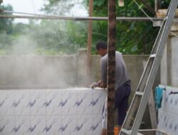 Satgas TMMD ke-126 Kodim 1208/Sambas Pasang Keramik Tempat Wudhu Masjid Jamiatul Muslimin Ratu Sepudak