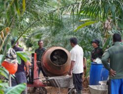 Mesin Molen Tetap Berputar Meski Terik Matahari, Bukti Semangat Satgas TMMD Kodim 1208/Sambas