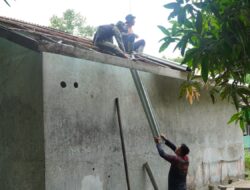 Satgas TMMD Kodim 1208/Sambas Tetap Semangat Pasang Atap MCK Sekolahan