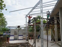 Kerangka Baja MCK Masjid Jamiatul Muslimin Telah Terpasang oleh Satgas TMMD Kodim 1208/Sambas