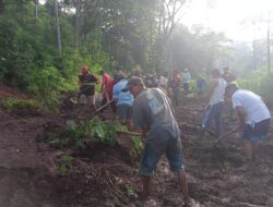 Babinsa Koramil 0808/13 Doko Bersama Warga Gotong Royong Bersihkan Material Longsor di Desa Resapombo