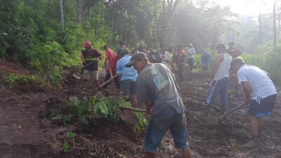 Babinsa Koramil 0808/13 Doko Bersama Warga Gotong Royong Bersihkan Material Longsor di Desa Resapombo