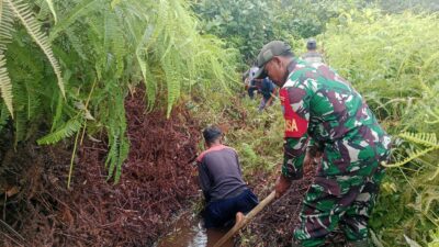 Babinsa Perigi Landu Bersama Warga Bersihkan Parit, Lancarkan Aliran Air di Musim Hujan