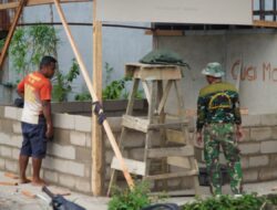 Batako Demi Batako Terpasang, Perehaban Poskamling Terus Dikebut Satgas TMMD Kodim 1208/Sambas
