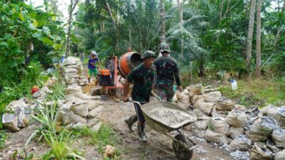Satgas TMMD Ke-126 Kodim 1208/Sambas Tetap Semangat Angkut Adukan Semen Menggunakan Arko