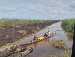 Babinsa Koramil 1002-08/LAU Turun Tangan Bantu Warga Atasi Pendangkalan Sungai