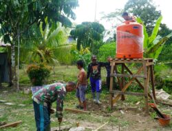 Satgas TMMD Regtas ke-126 Kodim 1208/Sambas Pasang Tandon Air Sumur Bor