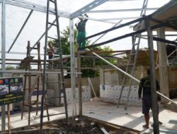 Satgas TMMD Regtas ke-126 Kodim 1208/Sambas Lanjutkan Pemasangan Baja Ringan MCK Masjid Jamiatul Muslimin Desa Ratu Sepudak