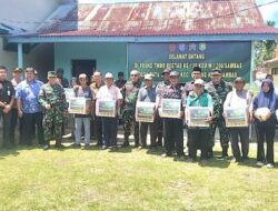 Tim Wasev TMMD Regtas ke-126 Kodim 1208/Sambas Berikan Bingkisan kepada Warga di Lokasi Kegiatan