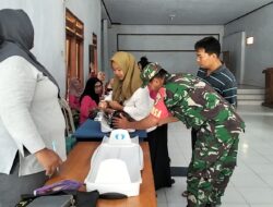 Wujudkan Balita Sehat, Babinsa Bakung Dampingi Pelaksanaan Posyandu