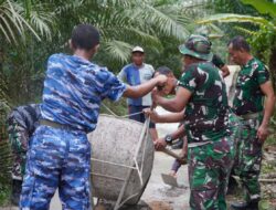 TNI Tiga Matra Kebut Pekerjaan Rabat Beton Sasaran Fisik TMMD Regtas ke-126 Kodim 1208/Sambas