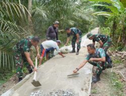 Pekerjaan Rabat Beton Jadi Ringan dengan Hadirnya Satgas Tiga Matra dan Anggota Polri