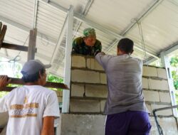 Satgas TMMD ke-126 Kodim 1208/Sambas Pasang Batako Dinding MCK Masjid Jamiatul Muslimin