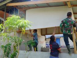 Satgas TMMD Regtas Ke-126 Kodim 1208/Sambas Pasang Dinding Atas Poskamling Gunakan GRC