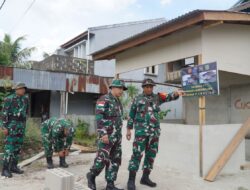 Dan Satgas TMMD Regtas ke-126 Kodim 1208/Sambas Dampingi Kasiter Kasrem 121/Abw Tinjau Pengerjaan Poskamling