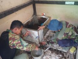 Satgas TMMD Regtas ke-126 Kodim 1208/Sambas Lanjutkan Pengerjaan Pemasangan Keramik MCK Sekolahan