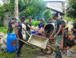 Anggota Polsek Turut Sukseskan Pembangunan Rabat Beton Program TMMD Regtas ke-126 Kodim 1208/Sambas