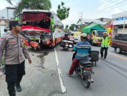 Personel Polsek Kedungwaru dan Unit Laka Lantas Polres Tulungagung Lakukan Olah TKP Kecelakaan di Jalan Pahlawan