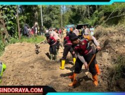 Polres Batu Terjunkan Puluhan Personel Tangani Longsor di Ngantang, Akses Malang – Blitar Kembali Lancar