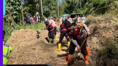 Polres Batu Terjunkan Puluhan Personel Tangani Longsor di Ngantang, Akses Malang – Blitar Kembali Lancar