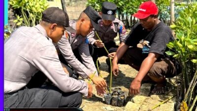 Cegah Abrasi, Siswa Diktukba SPN Polda Jatim Tanam Mangrove dan Berbagi Bansos
