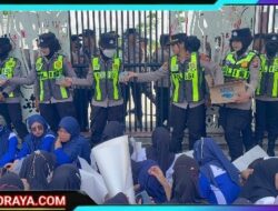 Aksi Humanis: Polwan Bojonegoro Berbagi Air Mineral Kepada Massa Unjuk Rasa