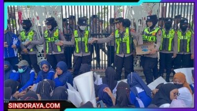 Aksi Humanis: Polwan Bojonegoro Berbagi Air Mineral Kepada Massa Unjuk Rasa